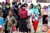 Pengungsi etnis Rohingya asal Myanmar mengangkut barang milik mereka saat meninggalkan lokasi penampungan TPI Kuala Cangkoi, Lapang Aceh Utara, Senin (15/6). Sebanyak 332 orang pengungsi Rohingya di relokasi (dipindahkan) ketempat penampungan sementara yang baru dan sehat di Desa Blang Ado,Kuta Makmur untuk mempernyaman muslim Rohingya beribadah selama Ramadan dan ikut berlebaran di Aceh. ANTARA FOTO/Rahmad/ed/pd/15