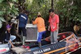 
Sejumlah relawan dari Yayasan Inisiasi Alam Rehabilitasi Indonesia (YIARI) Ketapang membawa kandang berisi satu dari tiga ekor Orangutan yang akan dilepasliarkan dengan menggunakan kapal motor, di Taman Nasional Gunung Palung, Sukadana, Kabupaten Kayong Utara, Kalimantan Barat, Jumat (12/6). YIARI Ketapang melepasliarkan tiga ekor Orangutan dari hutan Sungai Besar ke Batu Barat, di kawasan Taman Nasional Gunung Palung, Kabupaten Kayong Utara. ANTARA FOTO/HUMAS YIARI-HERIBERTUS/jhw/15