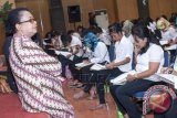 Menteri Pemberdayaan Perempuan dan Perlindungan Anak Yohana Yembise memantau seleksi calon peserta pelatihan tenaga kerja wanita (TKW) saat berlangsung Program Wanita Indonesia Hebat di Ambon, Maluku, Rabu (17/6). Program hasil kerjasama Kementerian Pemberdayaan Perempuan dan Perlindungan Anak dengan Taher Foundation untuk menyeleksi 500 calon TKW dari Maluku ini digelar untuk menyiapkan tenaga terampil guna mengisi lowongan kerja tenaga perhotelan, restoran dan pramuniaga pada sejumlah negara antara lain Australia, Singapura, Malaysia, Taiwan dan Uni Emirat Arab. ANTARA FOTO/Embong Salampessy/wdy/15.