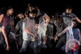 Kelompok penari asal Perancis Derniere Minute menampilkan tari berjudul Standar saat pegelaran Festival Musim Semi Perancis 2015 di Surabaya, Jawa Timur, Selasa (16/6). Pagelaran seni tari hip-hop kontemporer karya koreografer senior Prancis, Pierre Rigal tersebut diharapkan memberikan kesan bagi para pecinta seni tari di Surabaya. ANTARA FOTO/Zabur Karuru/15