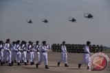 Empat Heli Bell-412 milik Skuadron Udara-400 Wing Udara-1 Pusat Penerbangan TNI AL (Puspenerbal) melakukan formasi terbang saat peringatan HUT ke-59 Puspenerbal di Apron Hanggar Lanudal Juanda Surabaya di Sidoarjo, Jawa Timur, Rabu (17/6). Sejumlah atraksi ketangguhan prajurit TNI AL dan simulasi ditampilkan dalam peringatan Hari jadi ke-59 Puspenerbal. Antara Jatim/Zabur Karuru/15