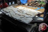 Pekerja menjemur kulit sapi yang akan diolah menjadi bahan pangan olahan kerupuk rambak/kulit di sentra industri kerupuk kulit sapi dan kerbau di Tulungagung, Jawa Timur, Rabu (17/6). Memasuki bulan Ramadan, permintaan pasar terhadap jajanan kerupuk rambak atau kerupuk kulit khas Tulungagung yang dijual antara Rp120 ribu hingga Rp160 ribu  per kilogram tersebut meningkat sekitar 50 persen dengan pemasaran hingga ke Solo, Semarang, dan Jakarta. Antara Jatim/Foto/Destyan Sujarwoko/15