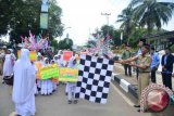 Wakil Bupati Tanah Laut H Sukamta mengibarkan bendera start tanda dimulainya pawai menyambut tibanya bulan suci Ramadhan 1436 H  yang diselenggarakan Panitia Hari Besar Islam Kabupaten Tanah Laut di depan Balairung Tuntung Pandang Pelaihari, Rabu (17/6) dihadiri Kepala Kantor Kemenag  Tanah Laut H Rusmadi, Kepala Kantor Ketahanan Pangan Tanah Laut Muhammad Yusran, Kabag Kesra Setdakab  Tanah Laut H Hasan Basri.(Foto Antaranews Kalsel/Humas/Arianto/e)
