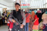 Polisi berjaga di depan sebuah toko emas di Tulungagung, Jawa Timur, Rabu (17/6). Pengamanan di sejumlah kawasan pertokoan dan perbankan diperketat untuk mencegah tindak kejahatan kategori 3C (curat. curas dan curanmor) selama bulan Ramadan hingga pasca Lebaran. Antara Jatim/Foto/Destyan Sujarwoko/15