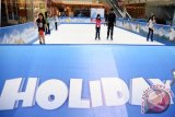 Sejumlah pengunjung berseluncur di atas hamparan es di arena Ice Skating Mall Grand City, Surabaya, Jawa Timur, Kamis (18/6). Pada liburan sekolah, wahana bermain bermedia es yang baru dibuka tersebut diharapkan dapat dipenuhi pengunjung dari sejumlah kota di Jawa Timur. Antara Jatim/M Risyal Hidayat/15