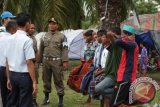 Sejumlah aparat mengintrogasi lima Imigran Etnis Rohingya yang mencoba melarikan diri dari tempat penampungan sementara Desa Bayeun, Rantoe Seulamat, Kabupaten Aceh Timur, Aceh, Rabu (17/6). Menurut data dari pihak Imigrasi Kota Langsa dan petugas keamanan mengatakan kelima Imigran tersebut mau melarikan diri ke Malaysia dengan mengunakan perahu nelayan. ANTARA FOTO/Syifa/ss/nz/15.