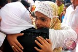 Relawan menghibur seorang anak pengungsi Rohingya di penampungan sementara Desa Blang Ado kecamatan Kuta Makmur, Aceh Utara, Provinsi Aceh. Rabu (17/6). Imigrasi bersama pihak United Nations High Commissioner for Refugees (UHNCR) dan pihak International Organization for Migration (IOM) memperketat keamanan dan pengamanan pengungsi Rohingya guna mempermudah penanganan para pengungsi hingga satu tahun ke depan sambil menunggu negara ketiga yang bersedia menampung 1.200 lebih Rohingya dan Bangladesh yang terdampar di Aceh. ANTARA FOTO/Rahmad/Rei/kye/15.