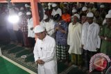 Imigran etnis Rohingya asal Myanmar melaksanakan salat Tarawih perdana di tempat penampungan sementara Desa Bayeun, Rantoe Seulamat, Aceh Timur, Aceh, Rabu (17/6). Seluruh pengungsi Rohingya yang menempati empat lokasi penampungan di Aceh Utara, Aceh Timur, Langsa dan Aceh Tamiang melaksanakan ibadah puasa sesuai dengan jadwal yang ditetapkan pemerintah. ANTARA FOTO/Syifa Yulinnas/Asf/nz/15.