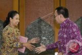 Menteri BUMN Rini Soemarno (kiri) bersalaman dengan Menteri ESDM Sudirman Said (kanan) sesaat sebelum memberikan keterangan pers terkait pengelolaan blok Mahakam di Kementerian ESDM, Jakarta, Jumat (19/6). Pemerintah menyatakan PT Pertamina (Persero) akan mengelola blok Mahakam mulai 1 Januari 2018 berkerjasama dengan Total, Inpex dan BUMD Kalimantan Timur. ANTARA FOTO/Sigid Kurniawan/wdy/15.