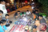 Bojonegoro - Sejumlah warga berkerumun di pedagang batu akik di Kabupaten Bojonegoro, Jawa Timur, Jumat (19/6). Memasuki Puasa Ramadhan, lokasi di depan Masjid Agung Darussalam, semakin ramai dengan pedagang batu akik, yang menggelar dagangannya di atas trotoar. Antara Jatim/Foto/Slamet Agus Sudarmojo.