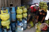 Petugas Satreskrim Polres Sidoarjo menunjukkan proses pengoplosan gas elpiji bersubsidi 3 kg ke tabung gas elpiji 12 kg saat penggrebekan industri pengoplos elpiji di kawasan Desa  Cemengkalang, Sidoarjo, Jawa Timur, Sabtu (20/6). Petugas berhasil mengamankan dua tersangka pemilik dua industri pengoplos gas elpiji 3 kg bersubsidi kedalam tabung 12 dan 40 kg non subsidi dengan keuntungan Rp20 ribu untuk tabung elpiji 12 kg dan Rp65 ribu untuk tabung ukuran 40 kg. Antara Jatim/Umarul Faruq/Zk/15