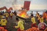 Sejumlah warga keturunan Tionghoa memainkan Liong di depan perahu naga saat perayaan Peh Cun di Pantai Pasir Kencana, Pekalongan, Jawa Tengah Sabtu (20/6). Perayaan Peh Cun menjadi ungkapan syukur masyarakat keturunan Tionghoa kepada Tuhan YME serta rasa terima kasih atas kepahlawanan Khut Gwam, seorang perdana menteri pada masa Dinasti Han. ANTARA FOTO/Pradita Utama/wdy/15