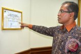 Rektor IPB Prof Dr Ir Herry Suhardiyanto MSc menunjukkan penghargaan Anugerah Nasional Hak Kekayaan Intelektual dari Kemenkumham RI sebagai perguruan tinggi dengan Komersialisasi Paten terbanyak tahun 2015, di Kampus IPB Dramaga, Kabupaten Bogor, Jawa Barat, Kamis (18/6/15). (ANTARA FOTO/M.Tohamaksun).

 