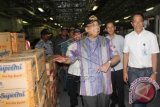 Menko Bidang Kemaritiman Indroyono Soesilo meninjau bantuan logistik muatan KRI Banda Aceh di Kupang, NTT, Jumat (19/6). Kementerian Koordinator Kemaritiman memberikan 500 ton bantuan untuk didistribusikan, khususnya untuk masyarakat di pulau-pulau terluar seperti Rote, Alor, sebagian wilayah Kabupaten Kupang dan Timur Tengah Selatan (TTS). ANTARA FOTO/Kornelis Kaha/ss/kye/15