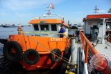 Seorang petugas kepolisian berada di atas satu dari dua kapal tugboat pembawa Bahan Bakar Minyak (BBM) ilegal yang berhasil ditangkap dan diamankan di Mako Direktorat Polisi Air (Ditpolair) Polda Kalbar, di Pontianak, Jumat (19/6). Ditpolair Polda Kalbar berhasil menangkap dua kapal tandu atau tugboat yaitu Ethan 2 dan Ethan 3 yang bermuatan BBM jenis solar non subsidi secara ilegal saat sedang bersandar di Dermaga Mataso, Pontianak pada Senin (1/6).