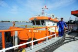 Seorang petugas kepolisian berada di atas satu dari dua kapal tugboat pembawa Bahan Bakar Minyak (BBM) ilegal yang berhasil ditangkap dan diamankan di Mako Direktorat Polisi Air (Ditpolair) Polda Kalbar, di Pontianak, Jumat (19/6). Ditpolair Polda Kalbar berhasil menangkap dua kapal tandu atau tugboat yaitu Ethan 2 dan Ethan 3 yang bermuatan BBM jenis solar non subsidi secara ilegal saat sedang bersandar di Dermaga Mataso, Pontianak pada Senin (1/6).