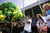 Dirjen Pengendalian Pencemaran dan Kerusakan Lingkungan Kementerian Lingkungan Hidup dan Kehutanan Karliansyah (kanan) bersama duta lingkungan yang juga artis Tasya (kedua kanan) dan Nugie (tengah) melepas balon dalam rangka peringatan Hari Lingkungan Hidup Sedunia di Senayan, Jakarta, Minggu (21/6). Pelepasan 1.000 balon yang disertai kertas bertuliskan berbagai harapan itu merupakan ajakan untuk menjaga dan melestarikan lingkungan hidup. ANTARA FOTO/Sigid Kurniawan/wdy/15.