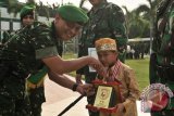 Panglima Kodam Iskandar Muda, Mayjen TNI, Agus Kriswanto (kiri) memberikan ucapan selamat kepada, pemenang juara II Hafiz nasional  , Askar Arief Dzikra (kanan) putra dari  Serka Adi Sapta, personil Kodam Iskandar Muda, saat upacara pemberian penghargaan  kepada prajurit, pns,putra prajurit  berprestasi  di Makodam Iskanar Muda, Banda Aceh, Senin (22/6). Selain Askar Arif Dzikra meraih juara II Hafiz tuingkat nasional, penghargaa juga diberikan kepada PNS Kodam Iskandar Muda, Samsul Rizal, juara I Musabaqah Tilawatil Quran tingkat TNI tahun 2015 dan Serda Anton Dwi Cahyo, meraih juara 1 lomba atletik  nomoi 4 x100 meter estafet piala Panglima TNI TAHUN 2015 . ACEH.ANTARANEWS.COM/Ampelsa/15