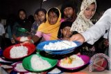 Pengungsi etnis Rohingya asal Burma Myanmar antrea mengambil makanan sahur untuk berpuasa di posko utama penampungan sementara Desa Blang Ado, Kuta Makmur, Aceh Utara, Aceh, Minggu (21/6). Sebanyak 1.759 orang pengungsi Rohingya dan Bangladesh yang tersebar di lima lokasi penampungan di Lhokseumawe, Aceh Utara, Aceh Timur, Langsa dan Aceh Tamiang menunggu untuk diverifikasi maupun. ANTARA FOTO/Rahmad/Asf/pd/15.