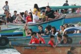 Warga Tionghoa dengan menaiki perahu motor usai sembahyang laut dalam festival Peh Cun di Tanjungpinang, Kepri, Minggu (21/6). Festival Peh Cun bagi masyarakat keturunan Tionghoa di Tanjungpinang dengan melaksanakan lomba perahu naga dan mendoakan untuk keselamatan di laut yang memberi rezeki bagi mereka. ANTARA FOTO/Yuli Seperi/ed/pd/15