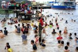 Sejumlah warga Tionghoa menjalankan tradisi mandi bersama saat perayaan Peh Cun, di Sungai Kapuas, Pontianak, Kalbar, Sabtu (20/6). Selain mandi bersama untuk membersihkan diri dari aura negatif yang rutin dilakukan setiap tanggal 5 bulan 5 tahun Imlek di Sungai Kapuas, perayaan Peh Cun juga diisi dengan menyantap makanan Bakcang bersama keluarga besar. ANTARA FOTO/Jessica Helena Wuysang/ed/ama/15