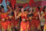 Sejumlah perempuan menari tradisional cina dalam rangkaian perayaan Peh Cun di kawasan Boen Tek Bio, Tangerang, Banten, Minggu (21/6). Tradisi Peh Cun ini diisi bermacan atraksi tradisional Cina dan balap perahu naga di sungai Cisadane. ANTARA FOTO/Paramayuda/pd/15
