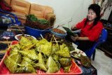 Pembuat Kue Bak Cang, Tjan A Hiang membuat Bak Cang yang akan dijual seharga Rp20.000 per buah di Jalan Ketapang 7, Pontianak, Kalbar, Jumat (19/6). Bak Cang yang terbuat dari beras ketan dan daging tersebut, merupakan penganan khas Tionghoa yang disajikan serta disantap dengan keluarga besar seusai melaksanakan tradisi mandi bersama di Sungai Kapuas saat Festival Peh Cun yang diperingati pada Sabtu (20/6). ANTARA FOTO/Jessica Helena Wuysang/ss/kye/15