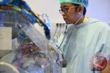 Tim dokter spesialis anak RSUD dr Soetomo, Dokter Tri Martono Utomo (kanan) memeriksa satu dari bayi kembar lima pasangan dari Kapten Laut (T) Hari Saputra dan Nia Rachmawati di Ruang NICU Gedung Bedah Pusat Terpadu (GBPT) RSUD Dr Soetomo, Surabaya, Jawa Timur, Selasa (23/6). Bayi kembar lima yang merupakan hasil inseminasi tersebut terus dilakukan perawatan intensif karena kelainan jantung disebabkan bayi kembar lima terlahir prematur.ANTARA FOTO/M Risyal Hidayat/15