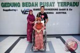 Orang tua dari bayi kembar lima, Kapten Laut (T) Hari Saputra (kanan) dan Nia Rachmawati (tengah) berjalan usai memberi keterangan pada wartawan di Gedung Bedah Pusat Terpadu (GBPT) RSUD Dr Soetomo, Surabaya, Jawa Timur, Selasa (23/6). Bayi kembar lima yang merupakan hasil inseminasi tersebut terus dilakukan perawatan intensif karena kelainan jantung disebabkan bayi kembar lima terlahir prematur.Antara Jatim/M Risyal Hidayat/15