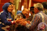 Pejabat baru Kepala Kejaksaan Tinggi Kalsel Nofarida dan pejabat lama Pudji Basuki Setijono menerima ucapan selamat saat pisah sambut di Mahligai Pancasila Banjarmasin, Selasa (23/6). Nofarida sebelumnya menjabat Direktur Tata Usaha Negara, sementara Pudji Basuki Setijono akan menempati jabatan fungsional di Kejaksaan Agung RI. Foto Antaranews Kalsel/Herry Murdy Hermawan