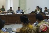 Presiden Joko Widodo (kedua kanan) dan Wapres Jusuf Kalla (kanan) memimpin rapat kabinet terbatas di Kantor Kepresidenan, Jakarta, Rabu (24/6). Rapat tersebut membahas soal pengelolaan pariwisata di Indonesia. ANTARA FOTO/Widodo S. Jusuf/wdy/15.