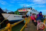 KMP Satya Kencana yang melayani jalur Raas-Kalianget tiba dan sandar di Pelabuhan Kalianget, Rabu (24/6) pukul 08.00 WIB. Sebelumnya, kapal tersebut sandar darurat di Pulau Sapudi pada Rabu dini hari akibat kondisi cuaca laut yang kurang menguntungkan. Antara Jatim/Foto/Slamet Hidayat.