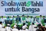 Ketum Partai Kebangkitan Bangsa (PKB) Muhaimin Iskandar (keempat kiri) bersama Ketum PBNU Said Aqil Siraj (kelima kiri) dan sejumlah ulama mengikuti acara "Sholawat dan Tahlil Untuk Bangsa" di kantor DPP PKB, Jakarta, Selasa (23/6). Acara yang diadakan dalam rangka bulan suci Ramadan itu diikuti oleh 3000 umat Islam dari berbagai daerah di Indonesia dengan tema "Sejukan Indonesia Dengan Bersholawat". ANTARA FOTO/Muhammad Adimaja/Asf/foc/15.
