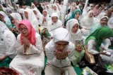 Ibu-ibu mengikuti acara "Sholawat dan Tahlil Untuk Bangsa" di Kantor DPP PKB, Jakarta, Selasa (23/6). Acara yang diadakan dalam rangka bulan suci Ramadan itu diikuti oleh 3000 umat Islam dari berbagai daerah di Indonesia dengan tema "Sejukan Indonesia Dengan Bersholawat". ANTARA FOTO/Muhammad Adimaja/Asf/foc/15.