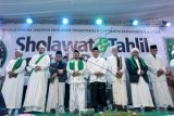 Ketum Partai Kebangkitan Bangsa (PKB) Muhaimin Iskandar (keempat kiri) bersama Ketum PBNU Said Aqil Siraj (kelima kiri) dan sejumlah ulama mengikuti acara "Sholawat dan Tahlil Untuk Bangsa" di kantor DPP PKB, Jakarta, Selasa (23/6). Acara yang diadakan dalam rangka bulan suci Ramadan itu diikuti oleh 3000 umat Islam dari berbagai daerah di Indonesia dengan tema "Sejukan Indonesia Dengan Bersholawat". ANTARA FOTO/Muhammad Adimaja/Asf/foc/15.
