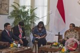 Presiden Joko Widodo (kanan) menerima kunjungan kehormatan Wakil Perdana Menteri/Menteri Luar Negeri Vietnam Pham Binh Minh (kiri) di Istana Merdeka, Jakarta, Kamis (25/6). Pertemuan tersebut membahas soal peningkatan hubungan bilateral dan kerjasama ekonomi antara kedua negara. ANTARA FOTO/Widodo S. Jusuf/wdy/15.