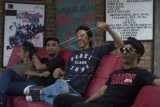 Anggota Band Slank Bimbim (kedua kanan), Kaka (kanan), Ivanka (kedua kiri), dan Ridho (kiri) memberi keterangan pers mengenai "single" bertajuk Halal di markas Slank di Gang Potlot, Jakarta, Rabu (24/6). "Single" tersebut akan disertakan dalam album ke-21 Slank dan menjadi lagu pengiring dalam film 99% Muhrim Get Married 5. ANTARA FOTO/Rosa Panggabean/Asf/aww/15.