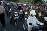 Sejumlah prajurit Korps Marinir membagikan takjil untuk berbuka puasa kepada pengendara sepeda motor di Sidoarjo, Jawa Timur, Rabu (24/6). Kegiatan tersebut guna menunjukkan pentingnya rasa berbagi kepada sesama khususnya di bulan Ramadan. ANTARA FOTO/Umarul Faruq/zk/Asf/aww/15.
