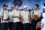 Gubernur Kalsel Rudy Ariffin, Wakapolda Kalsel Kombes Pol Fatkhur Rahman, Wakil Ketua DPRD Asbullah, Ketua BNNP Richard M Nainggolan, tokoh masyarakat dan agama lainnya usai Deklarasi Gerakan Anti Narkoba pada peringatan Hari Anti Narkoba Internasional 2015 di Gedung Menara Pandang Banjarmasin, Jumat (26/5). Penyalahgunaan narkoba di Kalimantan Selatan mencapai 57.929 orang, sementara secara nasional sudah menembus angka 4 juta orang. Foto Antaranews Kalsel/Herry Murdy Hermawan