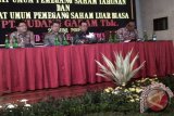 Sejumlah direksi PT Gudang Garam, Tbk, Kediri, memberikan keterangan pada wartawan terkait dengan pembagian dividen perusahaan untuk tahun buku 2014 di sebuah hotel di Kediri, Sabtu (27/6). Hasil rapat RUPS, untuk dividen tunai tahun buku 2014 sebesar Rp1.539.270.400 dengan besar dividen adalah Rp800 per lembar saham. Antara Jatim/Foto/Asmaul Chusna 
