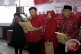 Sekretaris DPD PDIP Jatim Sri Untari (kiri) mendampingi Ketua DPC PDIP Kabupaten Kediri Sutrisno (dua dari kiri) dalam pemberian rekomendasi calon kepala daerah di kantor DPC PDIP Kabupaten Kediri, Minggu (28/6). DPP PDIP memutuskan memberikan rekomendasi pada pasangan petahana, Haryanti-Masyukuri maju dalam pilkada, Desember 2015. Antara Jatim/Foto/Asmaul Chusna 