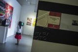 Pengunjung melintas di depan instalasi seni The Secret Agents dalam Pameran Festival Media Seni, bertajuk "Ok. Video. Orde Baru, 2015", di Galeri Nasional, Jakarta, Sabtu (27/6). Pemilihan Orde Baru sebagai tema bertolak dari hubungan antara politik dan seni dalam penciptaan sekaligus penggiringan persepsi publik dengan menggunakan teknologi-teknologi media. ANTARA FOTO/Rosa Panggabean/ed/foc/15.