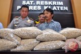 Kapolres Klaten AKB Langgeng Purnomo (kiri), memperlihatkan barang bukti 25 kg merica palsu dan tersangka penjualnya saat gelar kasus di Polres Klaten, Jawa Tengah, Senin (29/6). Dalam kasus tersebut tersangka terancam dikenakan pasal perlindungan konsumen dan pidana empat tahun penjara. ANTARA FOTO/Aloysius Jarot Nugroho/wdy/15.