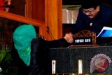 Gubernur Jawa Timur Soekawo (kanan) menerima salinan keputusan dari perwakilan fraksi Partai Kebangkitan Bangsa (PKB) Kartika Hidayati (kiri) di sela sidang paripurna di DPRD Jatim, Jalan Indrapura Surabaya, Senin (29/6). Gubernur menyetujui Raperda pertanggungjawaban pelaksanaan APBD 2014 untuk selanjutnya ditetapkan sebagai Perda. Foto Fiqih Arfani