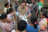 Petugas membagikan masker kepada warga di sekitar kaki Gunung Raung di Desa Sumber Arum, Kecamatan Songgon, Banyuwangi, Jawa Timur, Selasa (30/6). Aksi bagi-bagi masker tersebut bertujuan untuk berjaga-jaga kemungkinan terburuk terjadinya luapan abu vulkanik ke pemukiman warga setelah status Gunung Raung dinaikan dari waspada menjadi Siaga. Antara Jatim/ Budi Candra Setya/zk/15.