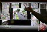 Petugas menunjukkan monitor CCTV pemantau jalur di Traffic Managemen Centre (TMC) Satlantas Polres Blitar Kota, Jawa Timur, Selasa (30/6). Menghadapi arus mudik lebaran 2015, Satlantas Polres Blitar Kota akan menambah jumlah CCTV di sepanjang jalur yang biasa digunakan pemudik. Antara Jatim/Irfan Anshori/zk/15