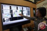 Petugas menunjukkan monitor CCTV pemantau jalur di Traffic Managemen Centre (TMC) Satlantas Polres Blitar Kota, Jawa Timur, Selasa (30/6). Menghadapi arus mudik lebaran 2015, Satlantas Polres Blitar Kota akan menambah jumlah CCTV di sepanjang jalur yang biasa digunakan pemudik. Antara Jatim/Irfan Anshori/zk/15
