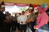 <br />
<br />
Simalungun, 27/6 - PAKAIAN ADAT. Kapolda Sumatera Utara, Irjend Pol Eko Hadi Sutedjo dan isteri, mendapat penjelasan makna ulos dari pemuka adat Simalungun, Jumat. Kapolda bersama Tim Safari Ramadhan  berkunjung ke Kabupaten Simalungun, untuk bersilaturahmi dengan jajarannya di daerah. (Foto Antarasumut/Waristo)