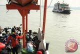 Kapal Feri melintas di selat Madura Surabaya, Jawa Timur, Rabu (1/7). Pada H-4 sampai H-1 lebaran tahun 2015 PT ASDP Indonesia Ferry (Persero) akan memberlakukan sistem dual tarif yang akan diterapkan di Pelabuhan Merak, Gilimanuk dan Ketapang hanya untuk sepeda motor dan kendaraan pribadi guna memecah kepadatan pengguna jasa kapal penyeberangan saat puncak arus mudik. Antara Jatim/Didik Suhartono/zk/15.