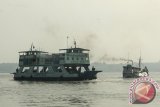 Kapal Feri melintas di selat Madura Surabaya, Jawa Timur, Rabu (1/7). Pada H-4 sampai H-1 lebaran tahun 2015 PT ASDP Indonesia Ferry (Persero) akan memberlakukan sistem dual tarif yang akan diterapkan di Pelabuhan Merak, Gilimanuk dan Ketapang hanya untuk sepeda motor dan kendaraan pribadi guna memecah kepadatan pengguna jasa kapal penyeberangan saat puncak arus mudik. Antara Jatim/Didik Suhartono/zk/15.